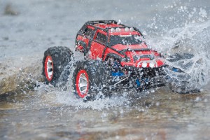 Traxxas Summit форсирует водное препятствие, блогодоря водонепроницаемости